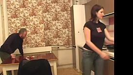 Старият развратник Павел Териер съблазнява космата тийн 18+ Ешли Суит с блоуджоб и еякулация