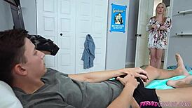 Mačehica se zaplete v pomoč mladcu 18+ z njegovo stalno navado samovanja