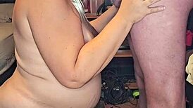 Noseča MILF sesa velik kurac.