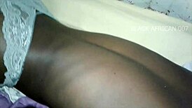 In de kamer, die harige ebony hoer zoog mijn vriendjes grote lul terwijl ik in lingerie keek