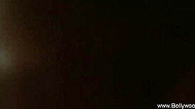 Hissedebiliyor musun egzotik Hint kadınının çıplak dansındaki erotik tahriki?