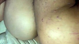 대담한 라티나 페티트가 체육관 전에 엉덩이와 보지 크림파이 당해