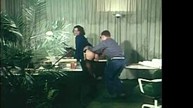 Sekretárka plná kokotu v puse a tvrdé do zadku so zvukom