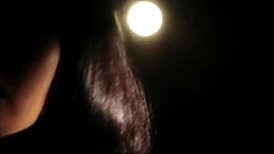 Hissedebiliyor musun egzotik Hint kadınının çıplak dansındaki erotik tahriki?