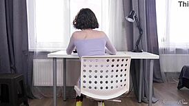 Darcy Dark fingrer sin trange fitte