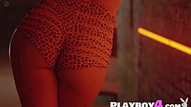 프레셔스 밀란이 섹시하게 란제리 입고 뜨거운 에보니 몸 드러내