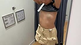 ung asiatisk 18+ suger kuk i prøverom og svelger sæd