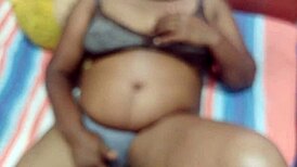 mijn hete sexy stiefmoeder met grote tieten maakt me elke dag wild