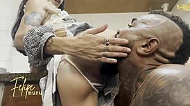 המשרתת הזו שואבת לי את הזין הענק תוך כדי ניקוי, מגרה אותי כל כך טוב