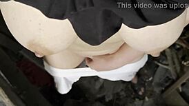 Chica jugosa del pueblo se masturba en choza con tetas enormes