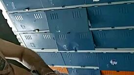 Spor salonu tuvaletinde sikimi sıvazlıyorum?