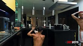 Botando pra mamar o amigo no sigilo com monster cock 😏