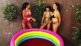 Tres chicas lesbianas sexys en trajes de baño disfrutan orgía al aire libre.