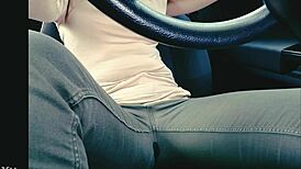 トイレに行きたいのに渋滞にはまってしまいあえなくおもらしをしてしまったお姉さん