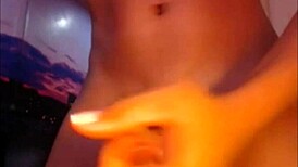 이 트랜스 여자가 자기 좆 엄청 세게 문지르며 쾌감!