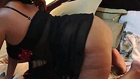 Ruby la culona pohybuje svojím veľkým zadkom, zatiaľ čo cucá kokot v ústach