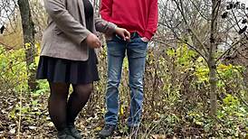 Yo, la mia suocera grassa domina totalmente questa scena di piscio selvaggia all'aperto!