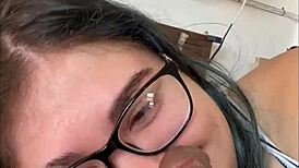 Pripravujem sa na kokot a spermu v ústach v priehľadnom