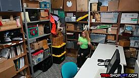 Novinha Ladra de Loja Dobrada pra Boquete e Pau de Quatro com Guarda