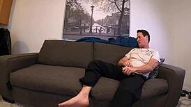 Scarlett Johnson se dusí a krčí na čuráku, chce sperma v kundě