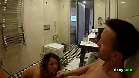 Heit dusj-action med gudinne Sexydea etter hard pounding