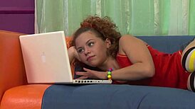 Prstom po klitorisu dok me jebu u dupe, o bože