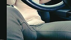 トイレに行きたいのに渋滞にはまってしまいあえなくおもらしをしてしまったお姉さん