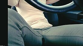 トイレに行きたいのに渋滞にはまってしまいあえなくおもらしをしてしまったお姉さん