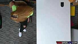 Novinha Ladra de Loja Dobrada pra Boquete e Pau de Quatro com Guarda