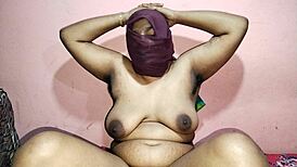 Maćeha i drugarica dele krevet sa mnom intenzivno jebanje prirodne sise