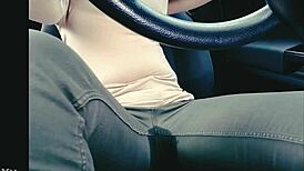 トイレに行きたいのに渋滞にはまってしまいあえなくおもらしをしてしまったお姉さん