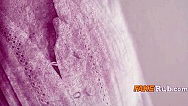 Holky si hrajou s hračkou sochou