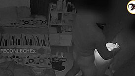 mi madrastra entra mientras me masturbo y mete mi verga en su culo grabado por camara