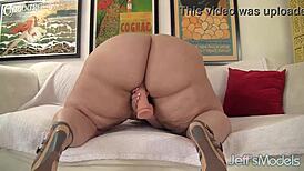 Erin Green Toys Her Plump Pussy