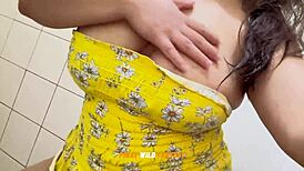 ¡Calentona total! Tita Emma aprieta tetas grandes y mete dedos en kiffy peludo apretado para ti