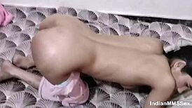 Desi intialainen vastavihitty vaimo saa kovan doggystyle pamautuksen