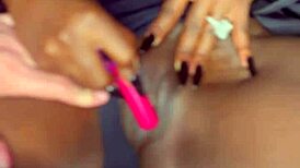 Sexi čierna modelka masturbuje vibrátorom