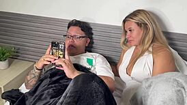 Fucker stedmor stedson ved siden af manden?