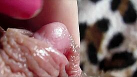 Veliki klitoris orgazem v bližnjem posnetku HD!