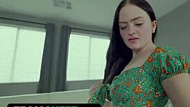 स्टेपडॉटर को बड़ा ब्रीडिंग फेटिश है और उसके स्टेपडैड को कुछ करना पड़ेगा