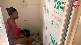 Čierna baba s úzkym 18+ pásom sa ohýba do mokrého doggy sexu doma