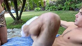 לנה פיניקס עם קעקועים מקבלת קרם פאי גדול בתחת צמוד 😍