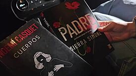 La Chica De La Librería Me Quita El Condón En El Auto