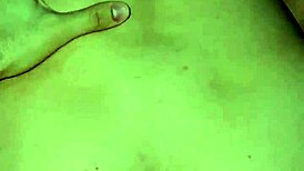 largando dentro de su vagina mojada en un creampie casero con amateurs.