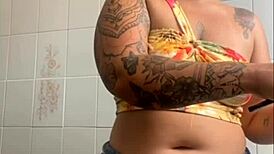 Exhibitionist flashes big pussy on live stream