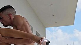 Tommy Cabrio ile balkonda samimi an komşular izliyor