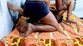 Indický pár šuká intenzivně v ložnici doma