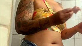 Exhibitionist flashes big pussy on live stream