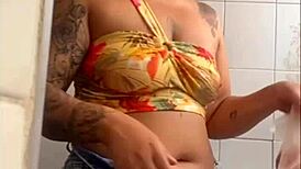 Exhibitionist flashes big pussy on live stream