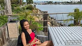 Kira Noir com bunda grande e tetas grandes recebe buceta cheia de pau e creme